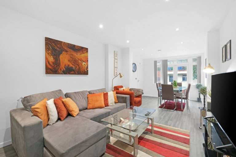 Spacious 5BR 3BA Serviced House – Croydon
