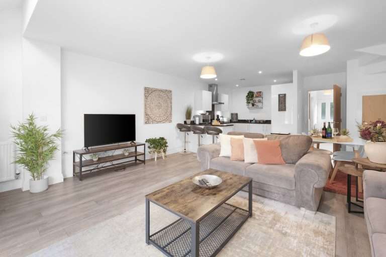 Spacious 6BR 3BA Serviced House with Parking in Denton Way